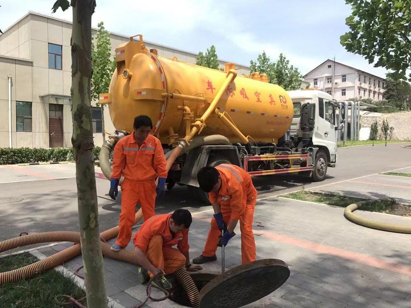 四会管道疏通车停在窨井附近