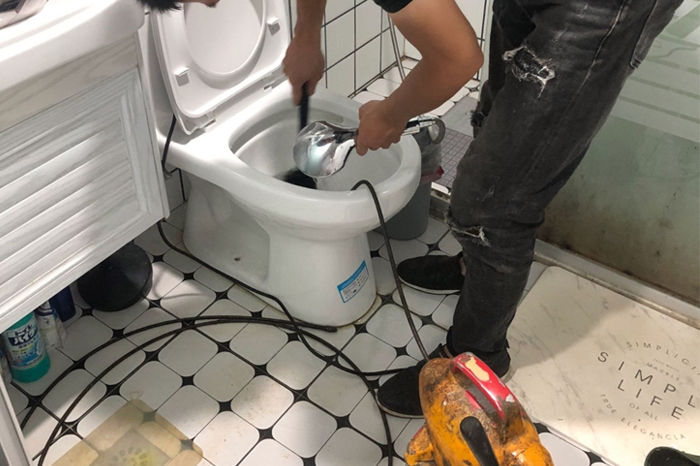 四会马桶堵塞自己疏通还是找师傅?专业上门服务让你省时更省心